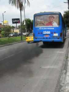 La polución causada por los buses en Quito (Ecuador) es muy similar a la de Bogotá.